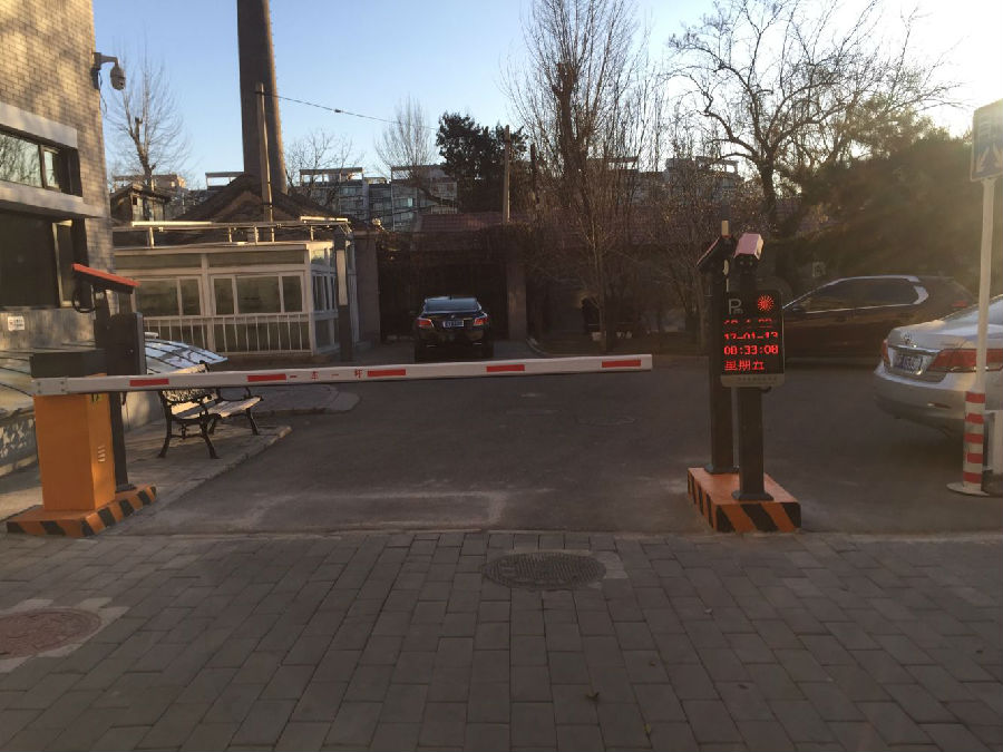 北京市第二中学——二进二出车牌识别系统
